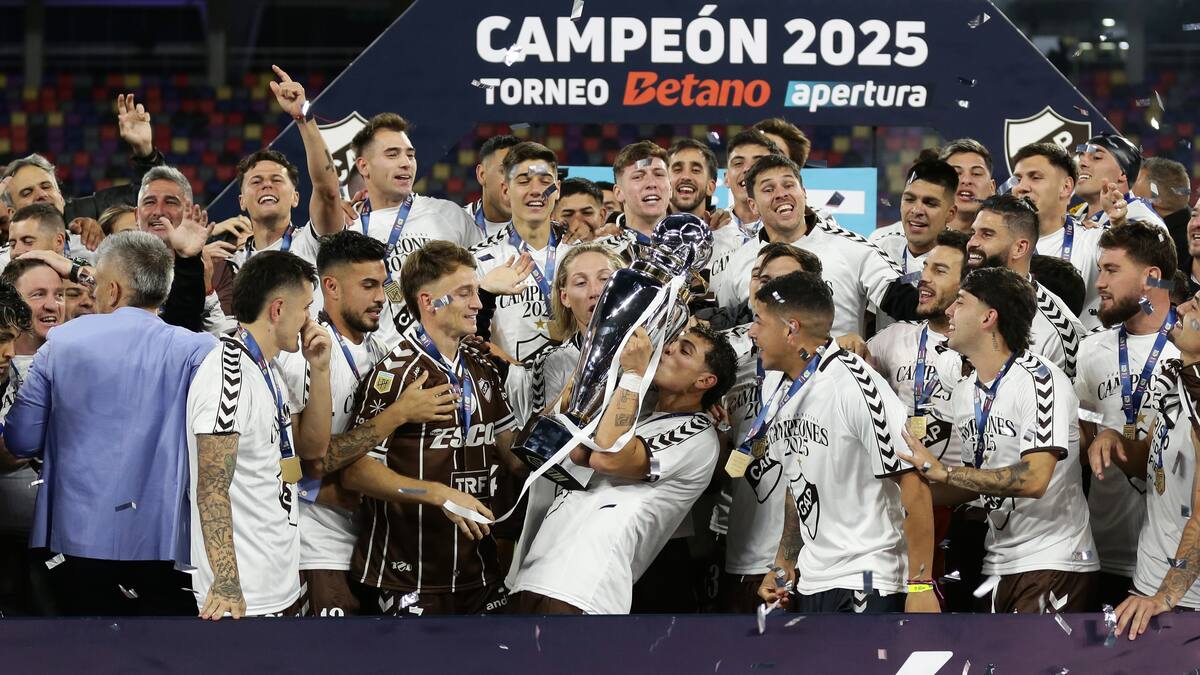 Con un chileno en el plantel: Platense hace historia al consagrarse campeón del fútbol argentino por primera vez
