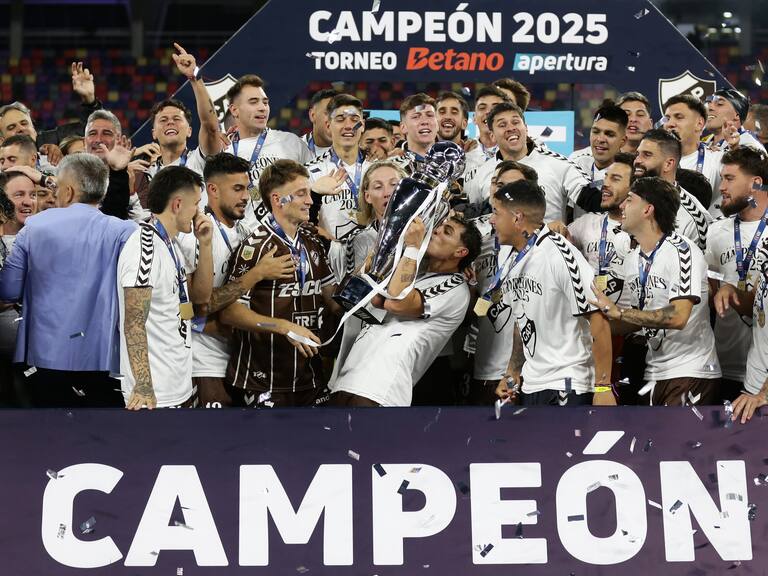 Con un chileno en el plantel: Platense hace historia al consagrarse campeón del fútbol argentino por primera vez