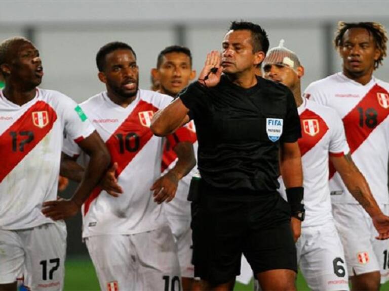 En Perú agotan piñatas con el rostro del árbitro chileno Julio Bascuñán