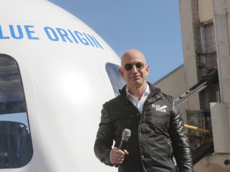 Ahora es Jeff Bezos, fundador de Amazon, el millonario que viajará al espacio