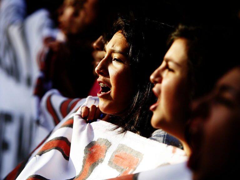 17 de junio de 2014/ SANTIAGO Estudiantes del liceo de Niñas N 1 Javiera Carrera, Marcharon por las calles del centro hasta dirigirse a la Municipalidad de Santiago, para entregar una carta en protesta, según ellas, por fallas en la infraestructura y en rechazo de la reforma educacional.
FOTO:CRISTOBAL ESCOBAR/AGENCIAUNO
