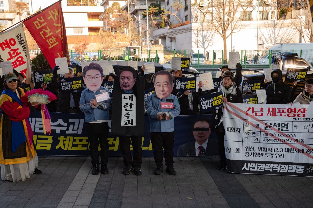 Manifestantes piden en la ciudad de Seúl un juicio a los líderes del partido oficialista por proteger al presidente destituido en Corea del Sur