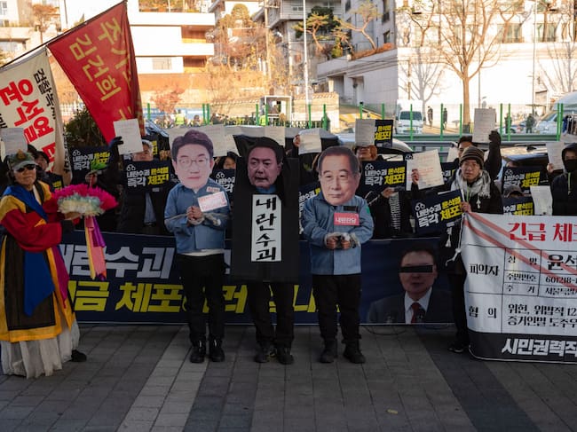 Manifestantes piden en la ciudad de Seúl un juicio a los líderes del partido oficialista por proteger al presidente destituido en Corea del Sur