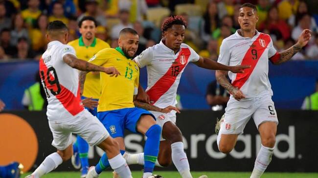 Brazil's Dani Alves, Peru's Andre Carrillo (2nd R) and Peru's Yoshimar Yotun (L) vie for the ball during their Copa America football tournament final match at Maracana Stadium in Rio de Janeiro, Brazil, on July 7, 2019. (Photo by Luis Acosta / AFP) (Photo credit should read LUIS ACOSTA/AFP via Getty Images)