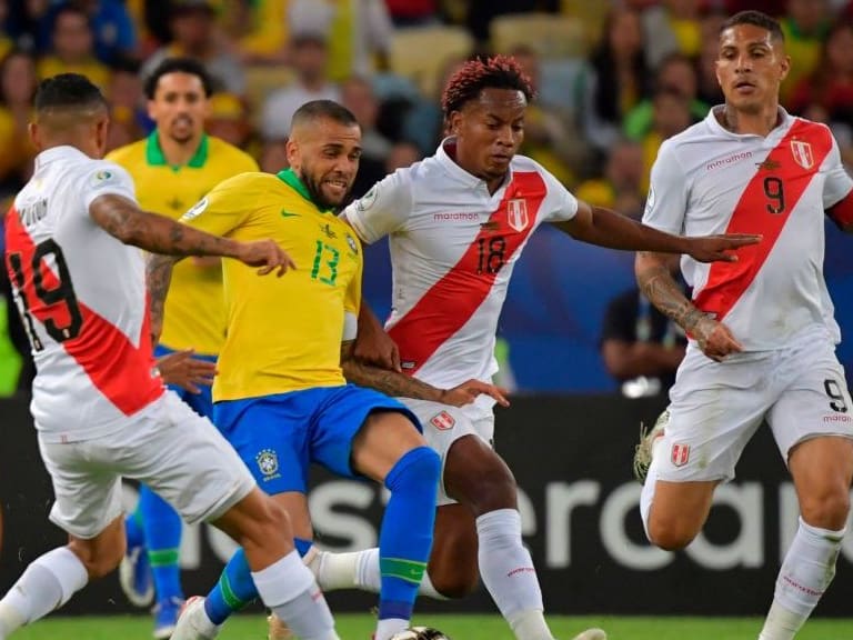 Brazil&#039;s Dani Alves, Peru&#039;s Andre Carrillo (2nd R) and Peru&#039;s Yoshimar Yotun (L) vie for the ball during their Copa America football tournament final match at Maracana Stadium in Rio de Janeiro, Brazil, on July 7, 2019. (Photo by Luis Acosta / AFP)        (Photo credit should read LUIS ACOSTA/AFP via Getty Images)