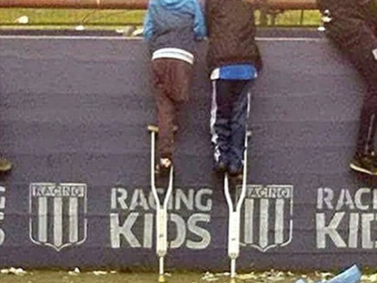 Niño que prestó su muleta en un partido recibió hermoso regalo de su equipo