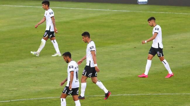 03 DE OCTUBRE DE 2020/SANTIAGOEl plantel de Colo Colo se lamenta al terminar el primer tiempo, durante el partido valido por la dcimo tercera fecha del Campeonato Nacional AFP PlanVital 2020, entre Colo Colo vs Huachipato, disputado en el Estadio Monumental.
FOTO: SEBASTIAN ORIA/AGENCIAUNO