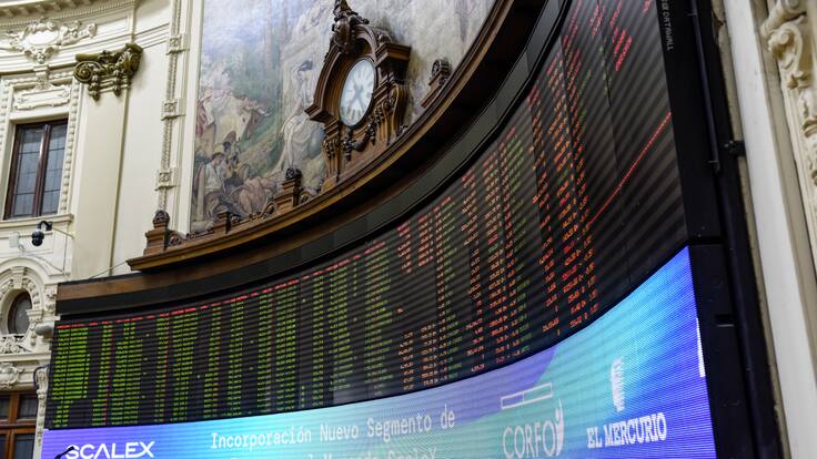 Bolsa de Santiago presenta considerable mejora tras inédito anuncio de nuevos aranceles por parte de Donald Trump
