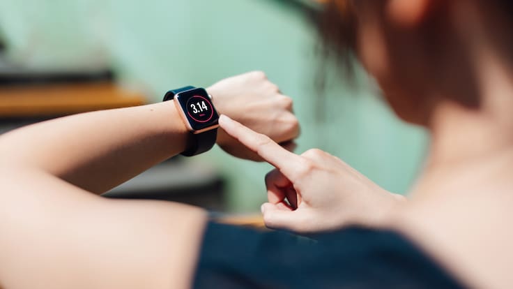 Por qué las personas usan cada vez más los relojes inteligentes para detectar desde problemas cardíacos hasta Parkinson