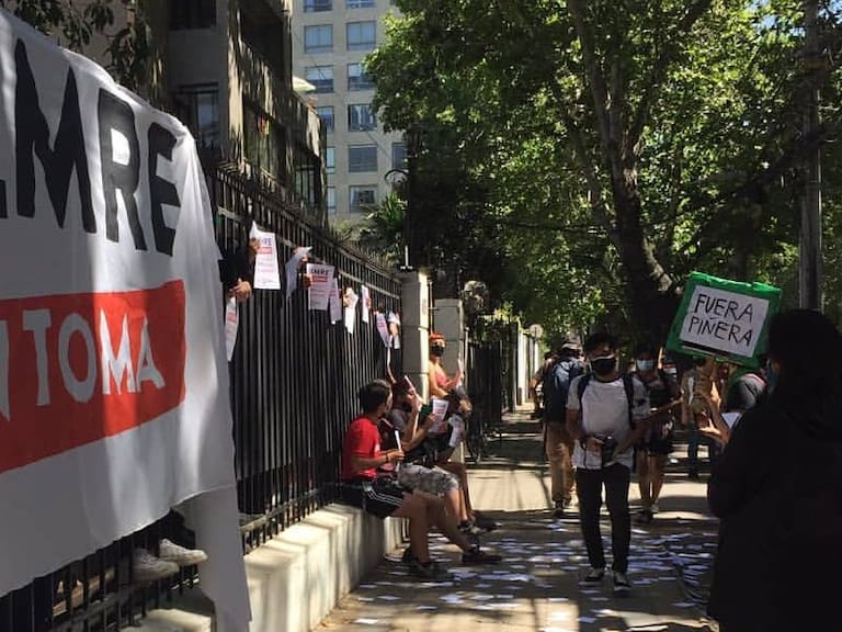 Estudiantes de la ACES se tomaron la sede del Demre en reclamo contra la Prueba de Transición