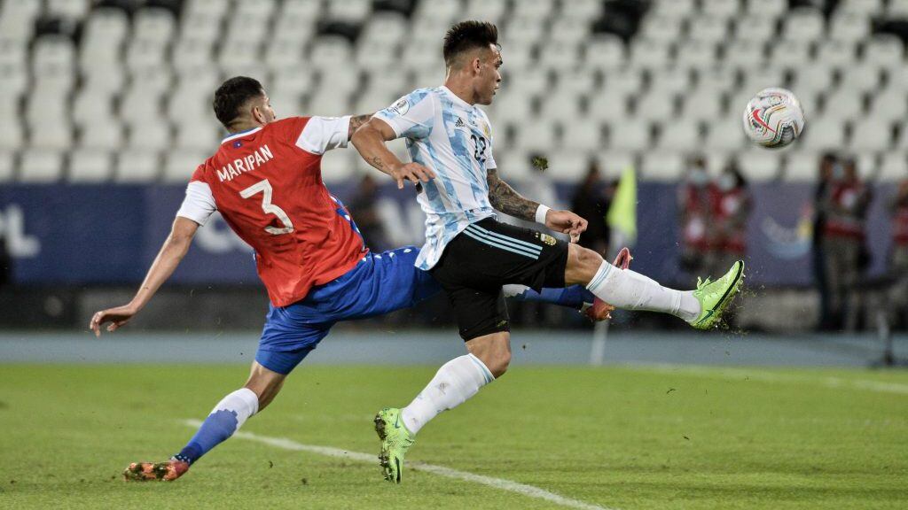 14 DE JUNIO DE 2021/RIO DE JANEIRO, BRASIL Guillermo Maripan (i) en disputa del balon, durante el partido valido por el grupo A de la Conmebol Copa América 2021, entre Argentina y Chile, disputado en el Estadio Nilton Santos de Rio de Janeiro, Brasil.
FOTO: NAYRA HALM/FOTOARENA/AGENCIAUNO