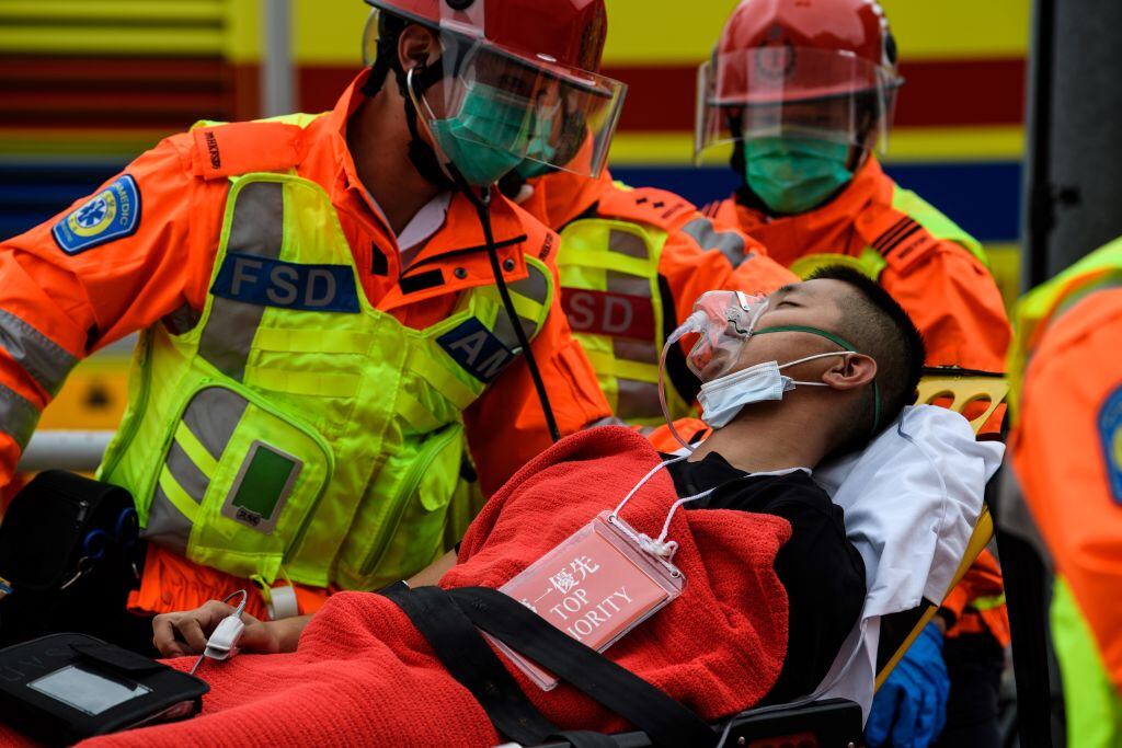 Personal sanitario asiste a un afectado por Covid-19 en la ciudad de Shenzhen