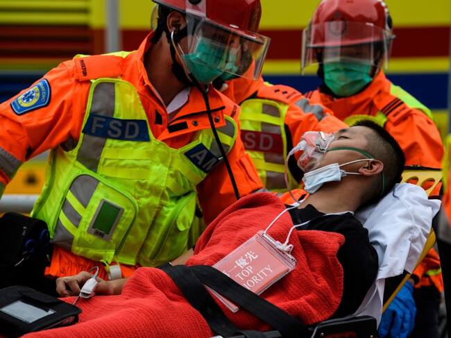 Personal sanitario asiste a un afectado por Covid-19 en la ciudad de Shenzhen