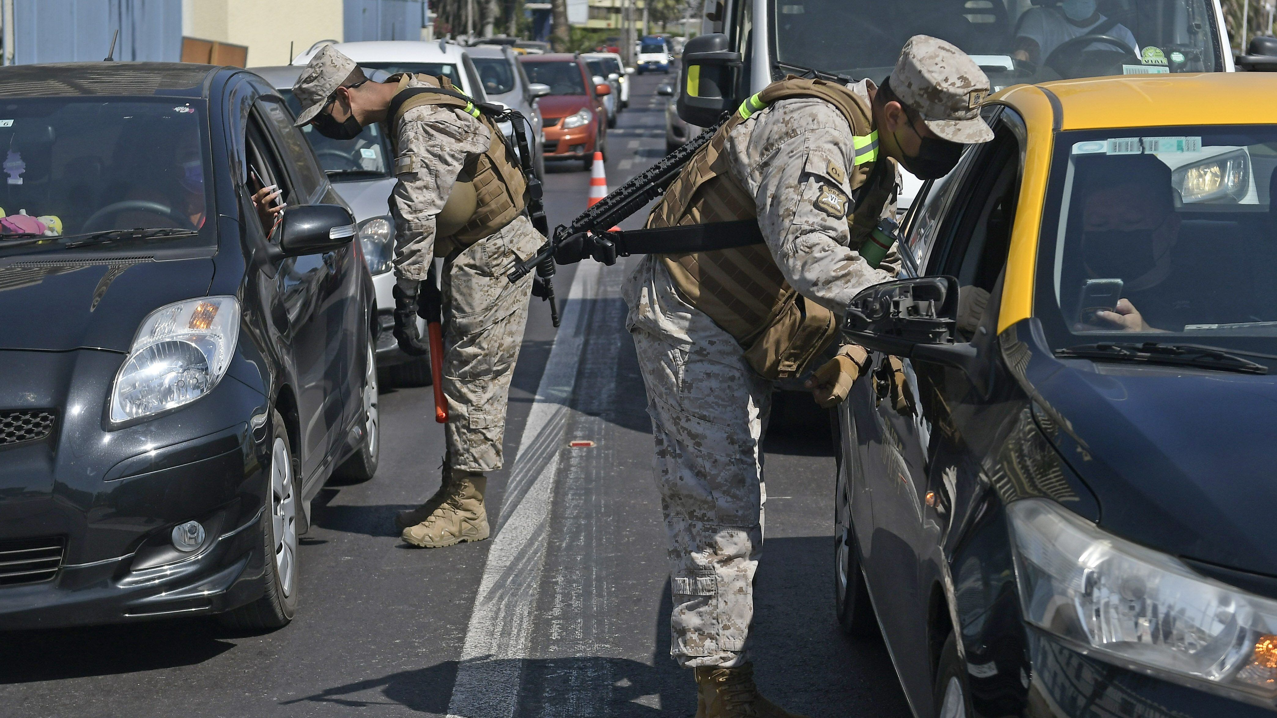 02 de Abril de 2021 / IQUIQUEControles vehiculares de personal del Ejército durante la cuarentena en Viernes Santo.
FOTO: CRISTIAN VIVERO BOORNES/AGENCIAUNO