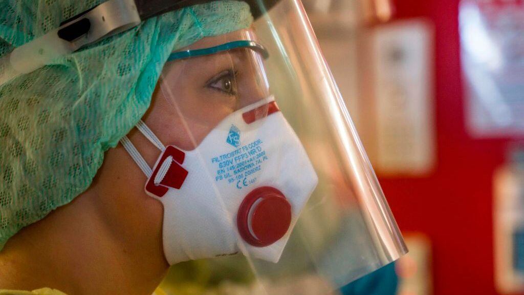 Una enfermera utiliza una máscara de seguridad en la Clínica Universitaria Giessen en Alemania