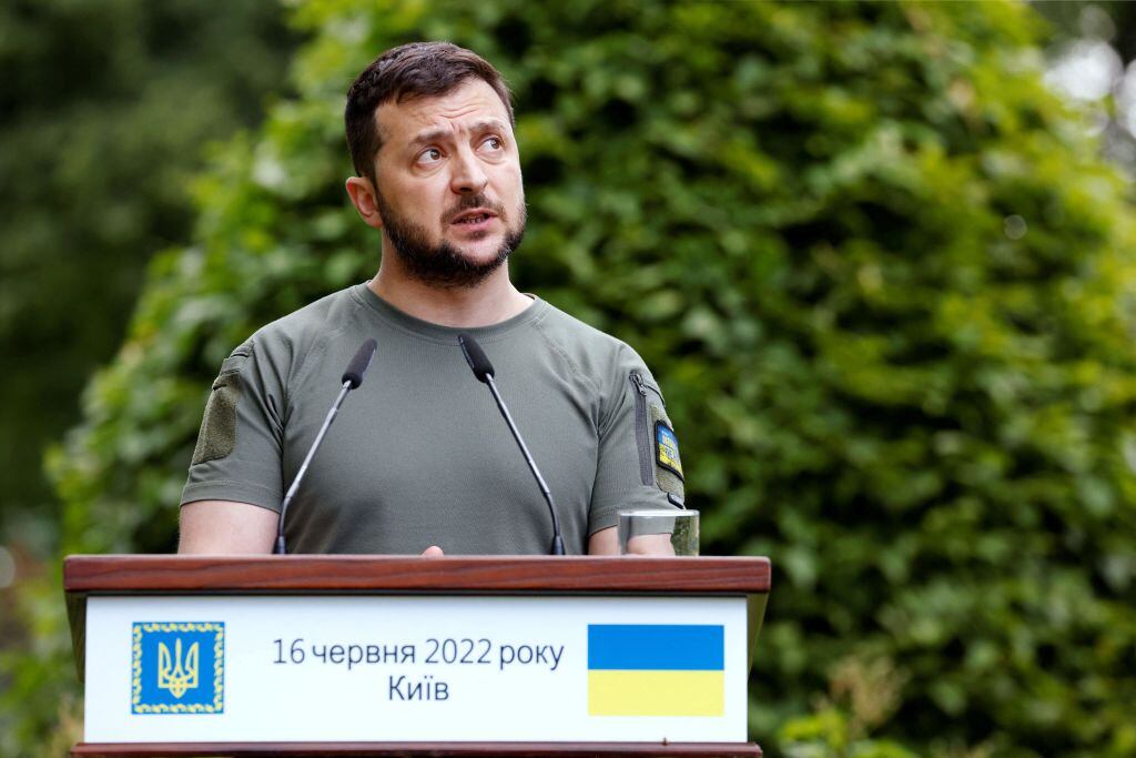 El presidente ucraniano Volodimir Zelenski conversa con la prensa