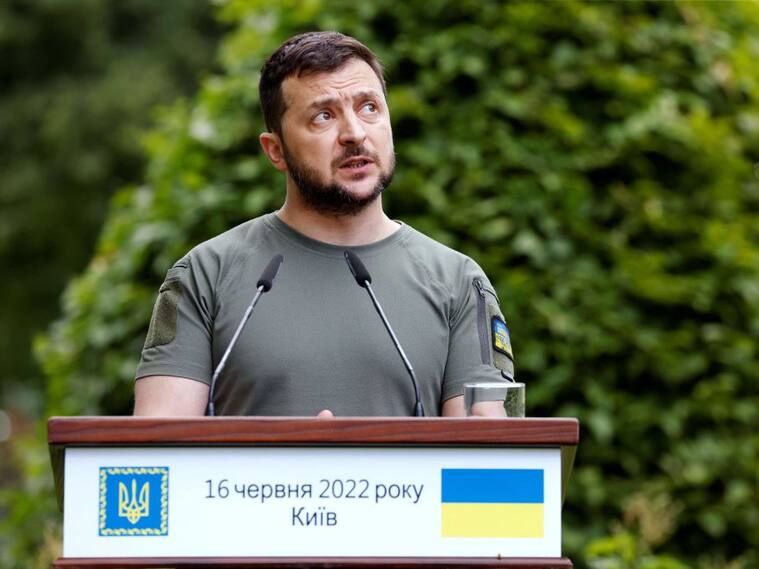El presidente ucraniano Volodimir Zelenski conversa con la prensa