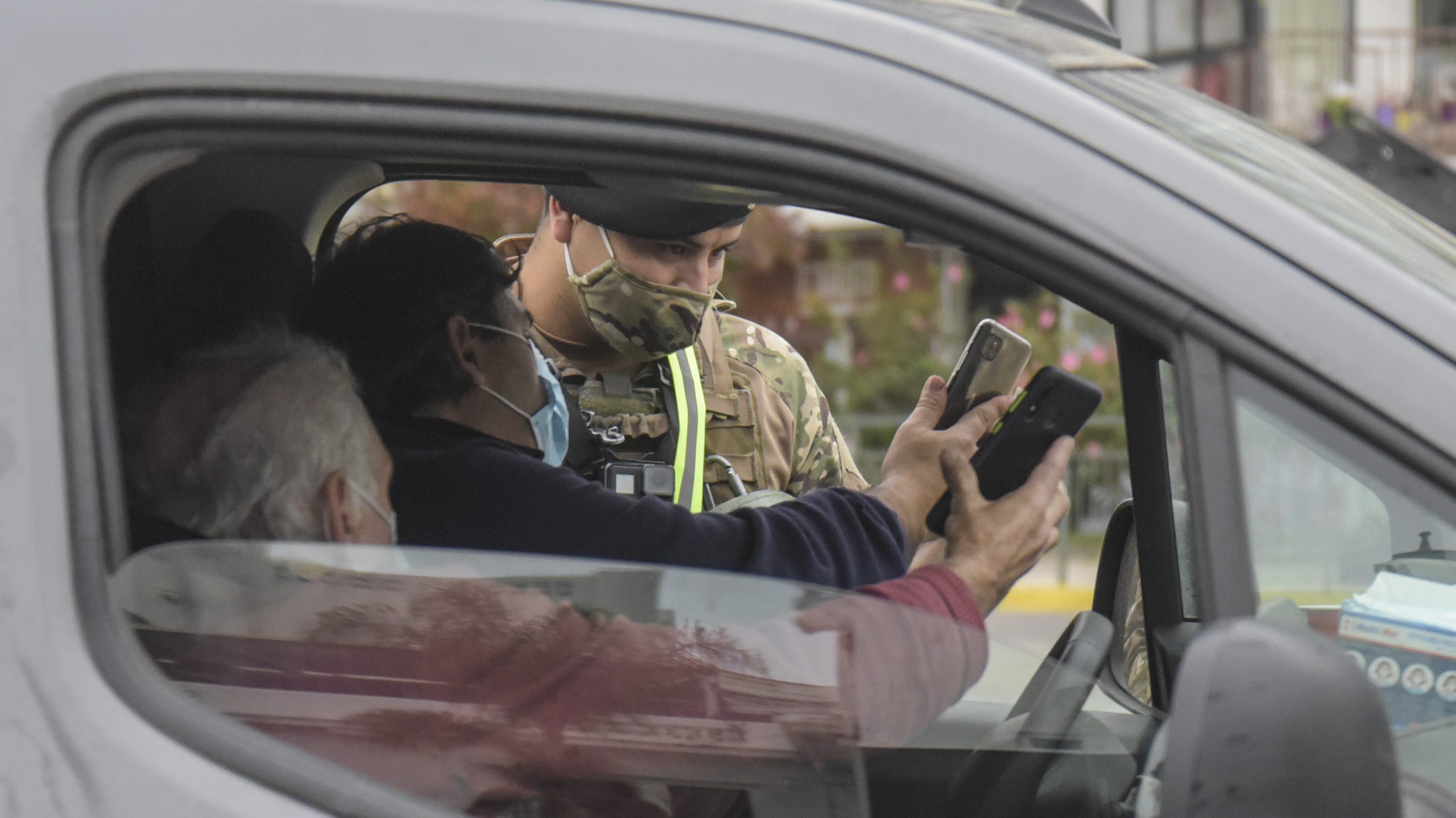 17 DE ABRIL DE 2021 / VIÑA DEL MARPersonal militar controla a vehículos en en Avenida San Martin, frente al Casino de la ciudad, todo esto en el contexto de cuarentena en que se mantiene la comuna.
FOTO: MIGUEL MOYA / AGENCIAUNO