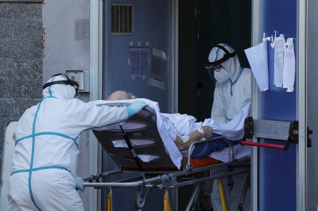 Paramédicos atienden a un paciente Covid-19 en Campania