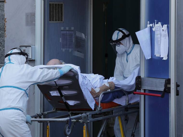 Paramédicos atienden a un paciente Covid-19 en Campania