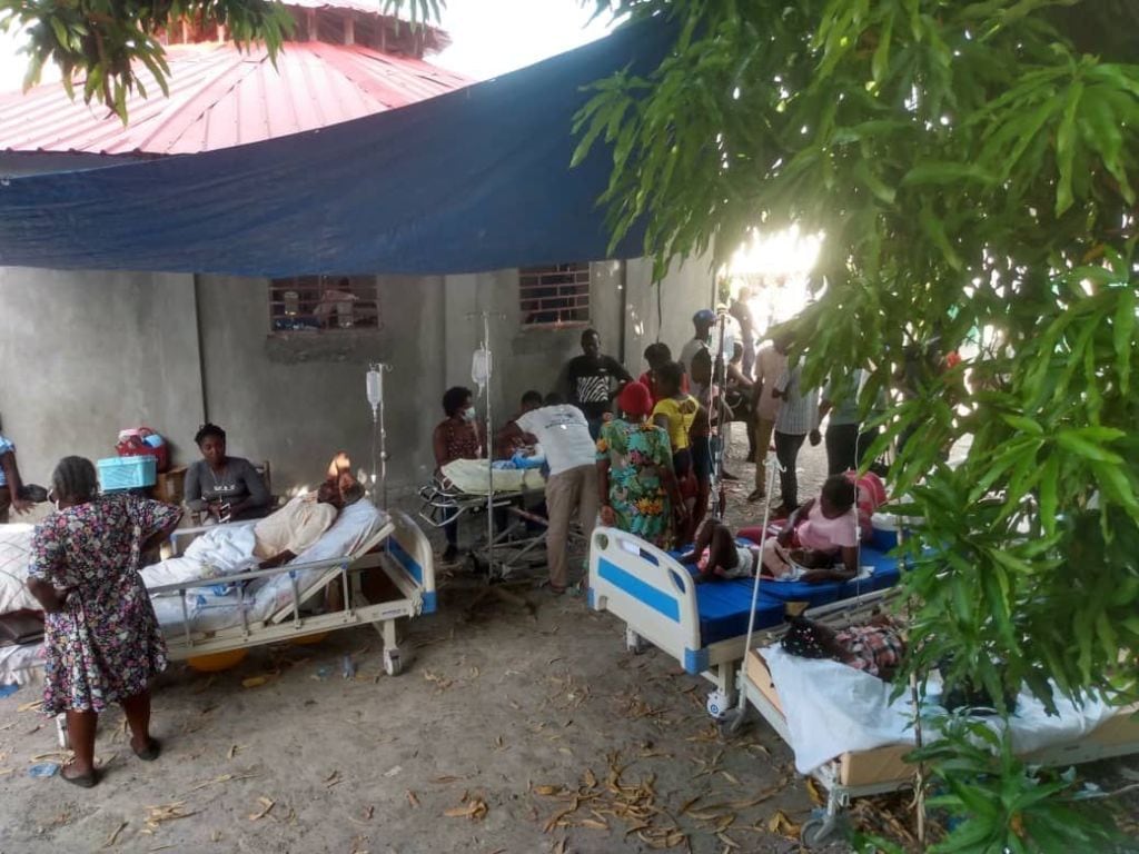 Personas son atendidas en un hospital de emergencia en Puerto Príncipe