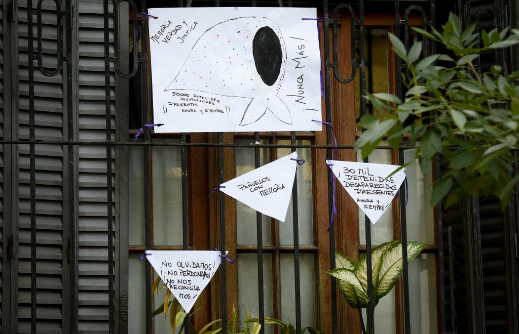 Los mensajes de «Nunca Más» se colgaron para conmemorar los 44 años del último golpe de estado