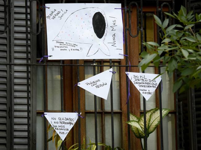 Los mensajes de «Nunca Más» se colgaron para conmemorar los 44 años del último golpe de estado