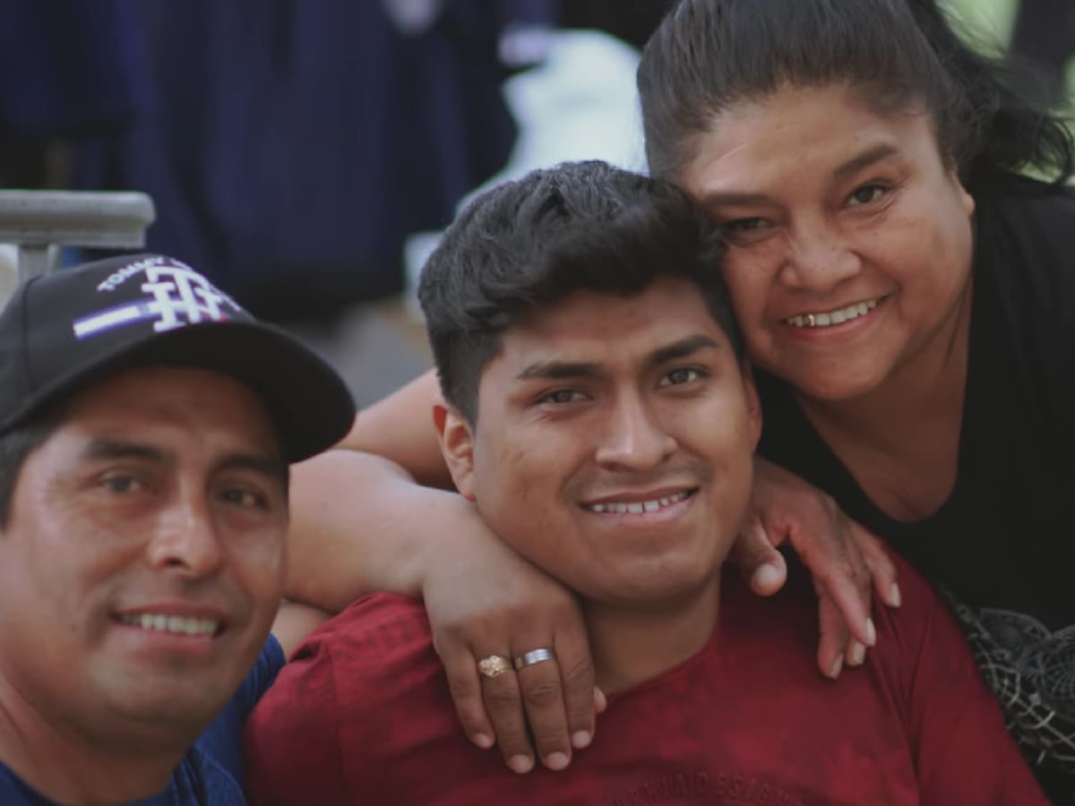 Emocionante momento en la Teletón: joven boliviano recibe carta de nacionalización en vivo