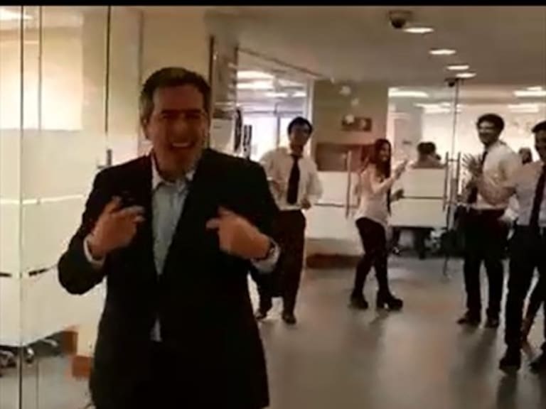 «Vente pa’ acá, fírmame acá»: El curioso viral que protagonizan trabajadores del banco Bice