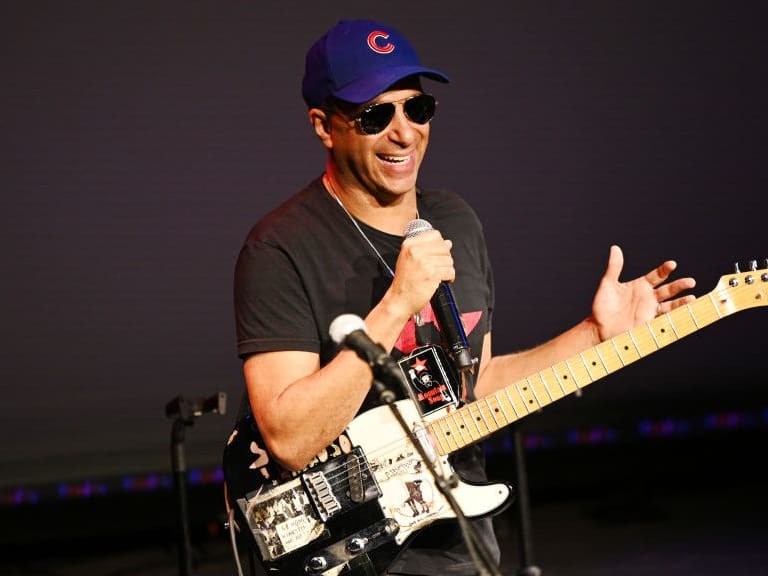 Tom Morello sobre Víctor Jara: «Cada vez que estoy en un escenario tocando guitarra o con un micrófono, su espíritu está ahí conmigo»