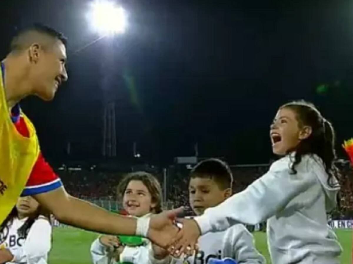 «Soy la niña»: Pequeña sorprendió con tierno gesto con Alexis Sánchez en partido Chile – Paraguay