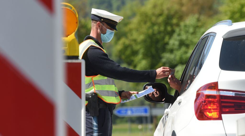 Un policía alemán realiza controles a vehículos que buscan cruzar la frontera