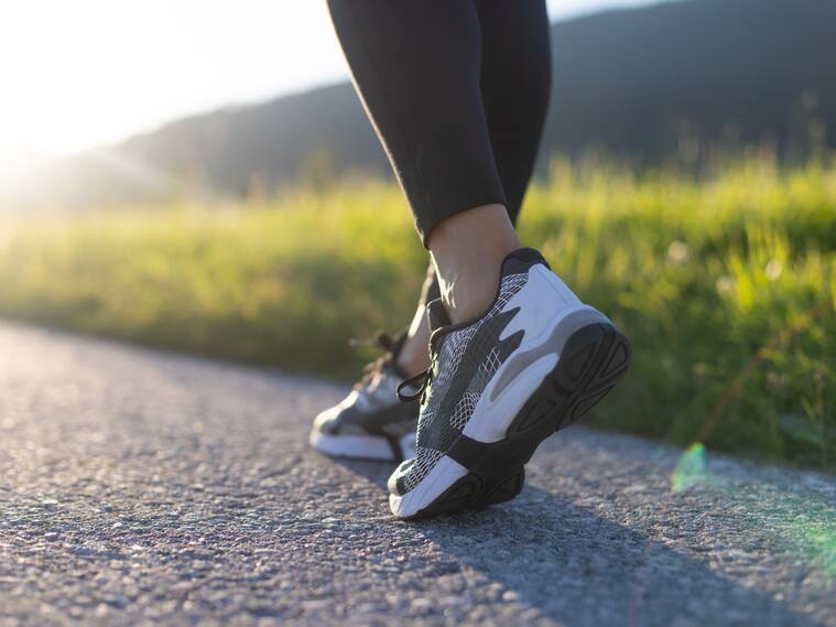Científicos descubren que la forma de caminar revela si estás triste, enojado o feliz