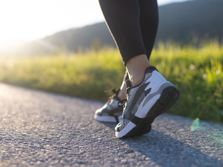 Científicos descubren que la forma de caminar revela si estás triste, enojado o feliz