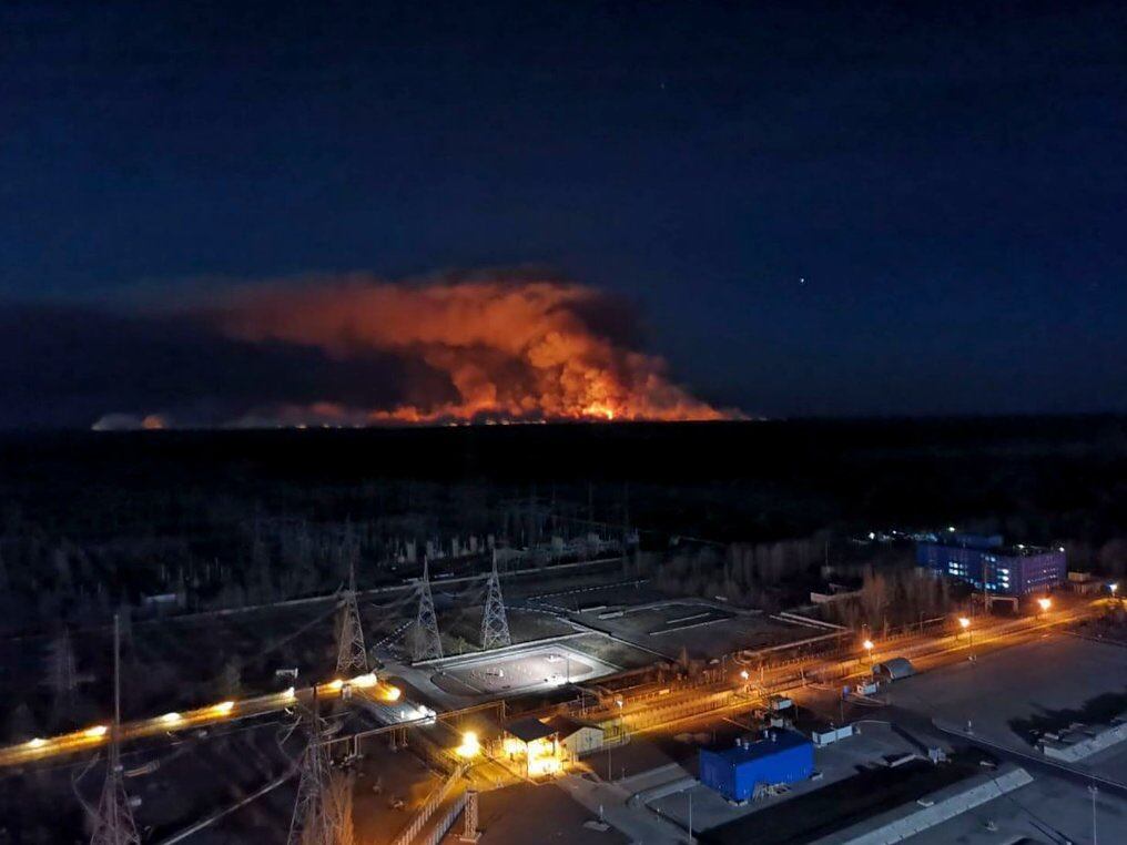 El incendio forestal en Ucrania visto desde la central de Chernóbil