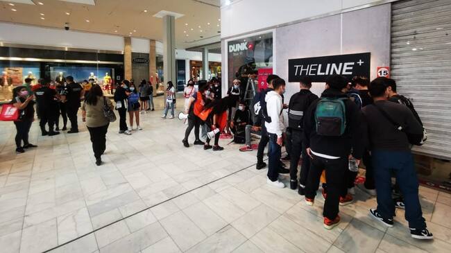20 de Enero de 2021/SANTIAGO Gran canntidad de personas esperan la apertura de la tienda The Line , para la compra de una exclusiva zapatilla que se encuentra en oferta , en cual se genero una gran aglomeracin en las afuera de dicha tienda ubicada en el Mall Plaza Vespucio.
FOTO:CRISTOBAL ESCOBAR/AGENCIAUNO