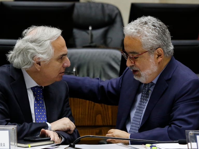 Publican nuevos depósitos de Luis Hermosilla a Andrés Chadwick en 11 cheques entre el 2020 y 2021