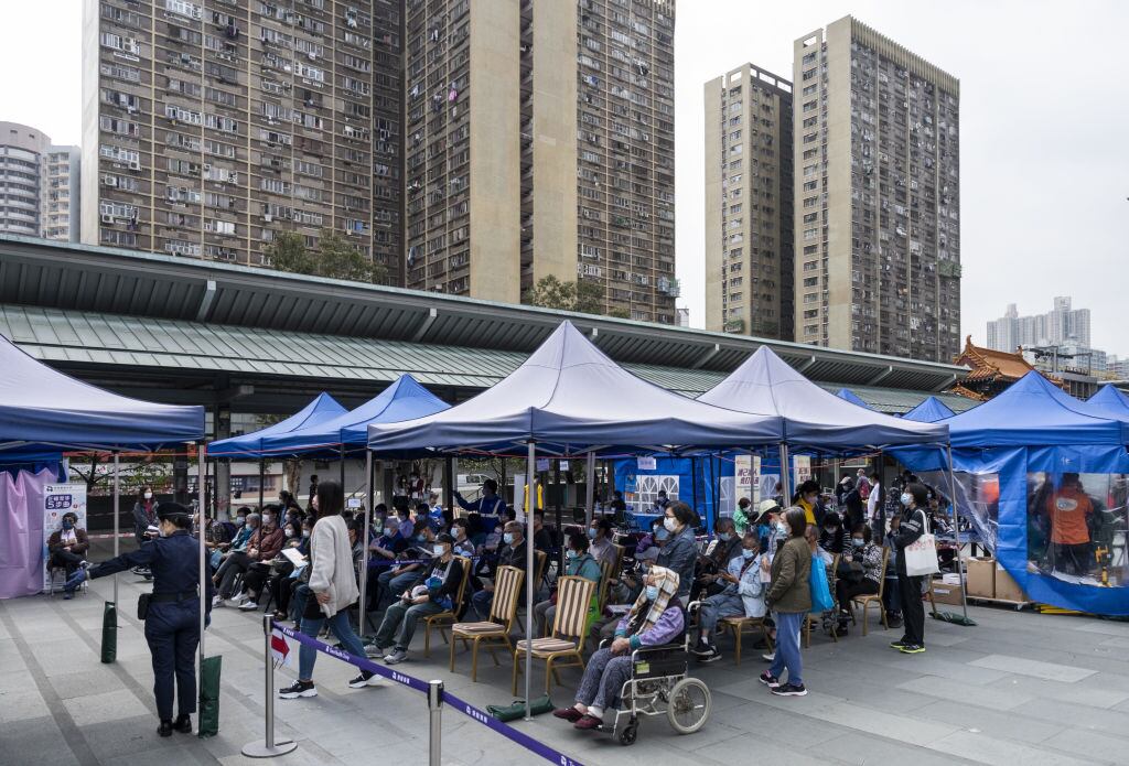 Centro de vacunación anticovid en un barrio de Hong Kong