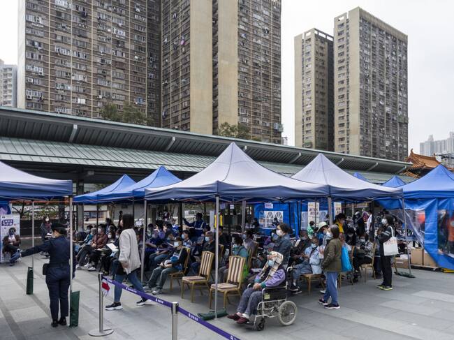 Centro de vacunación anticovid en un barrio de Hong Kong
