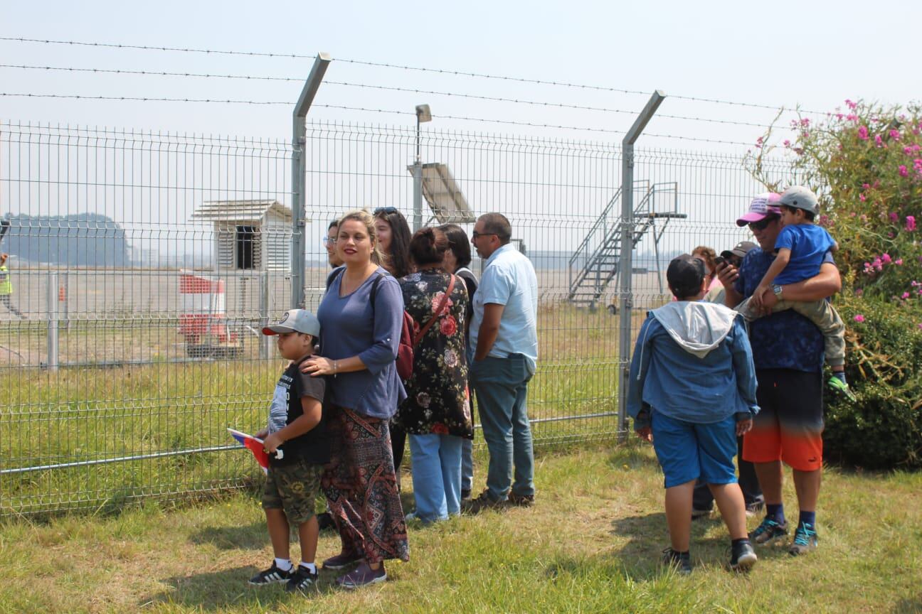 Personas esperaban la llegada del avión. / ADN.cl