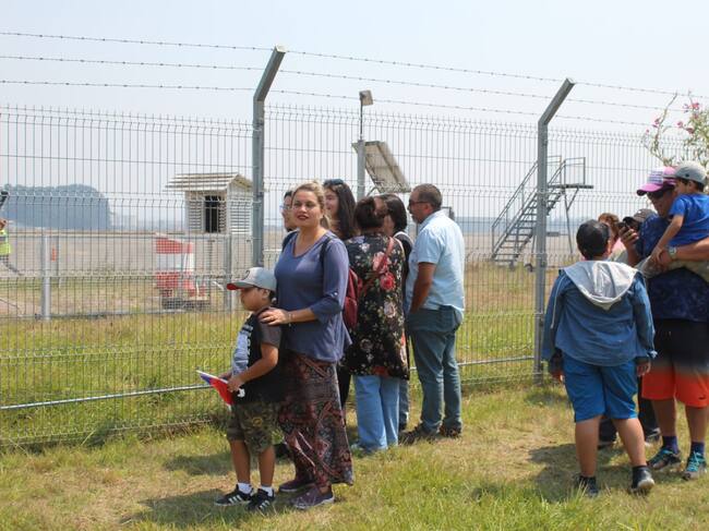 Personas esperaban la llegada del avión. / ADN.cl