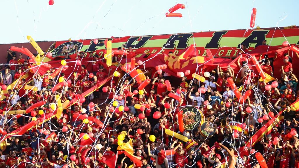 Hinchas de Unión Española rayan Santa Laura ante el posible arribo de Sebastián Pérez