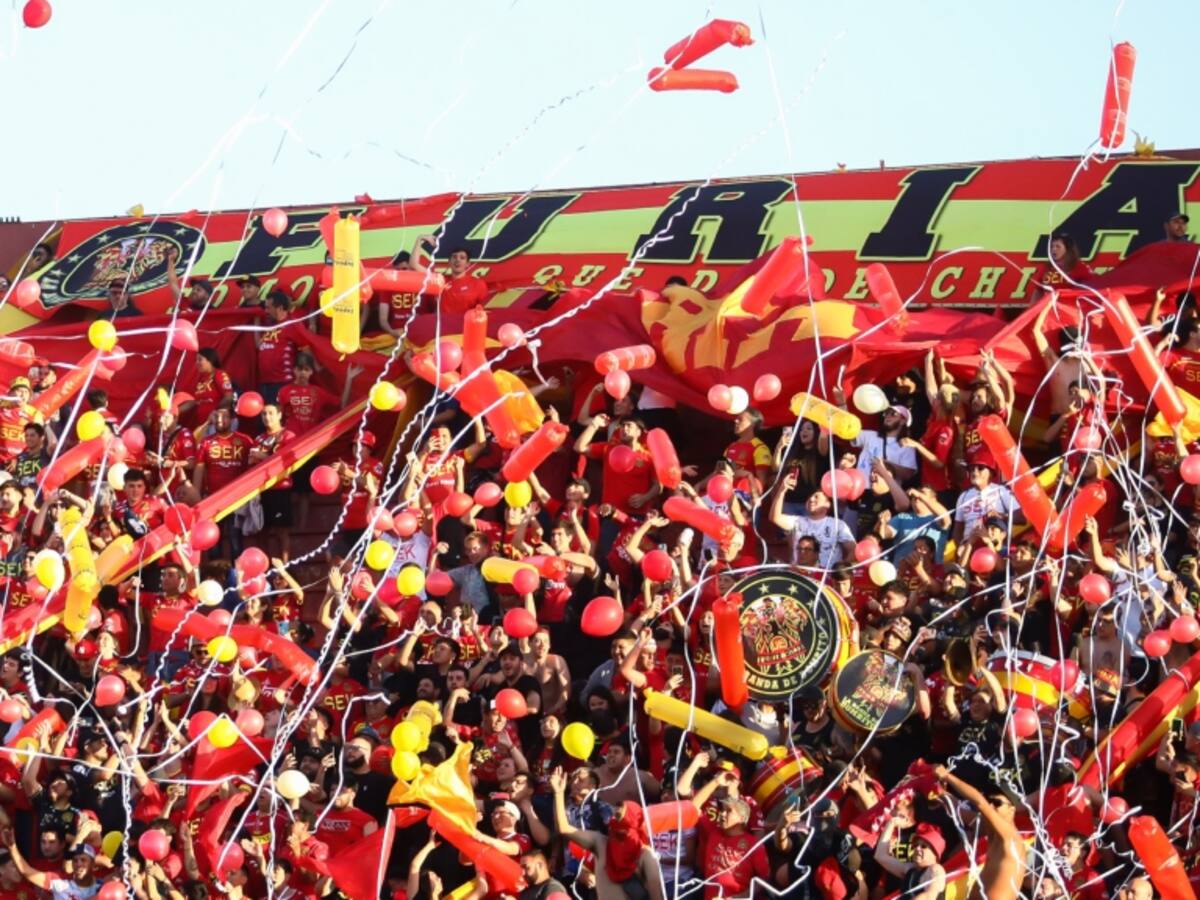 «Respeten el pueblo hispano»: hinchas de Unión Española rayan Santa Laura ante el posible arribo de Sebastián Pérez