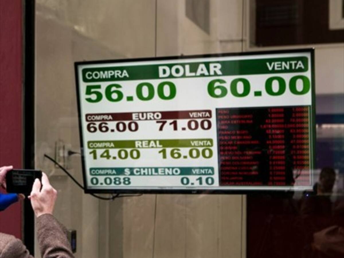 Argentina: fuerte alza del dólar tras derrota de Macri en primarias