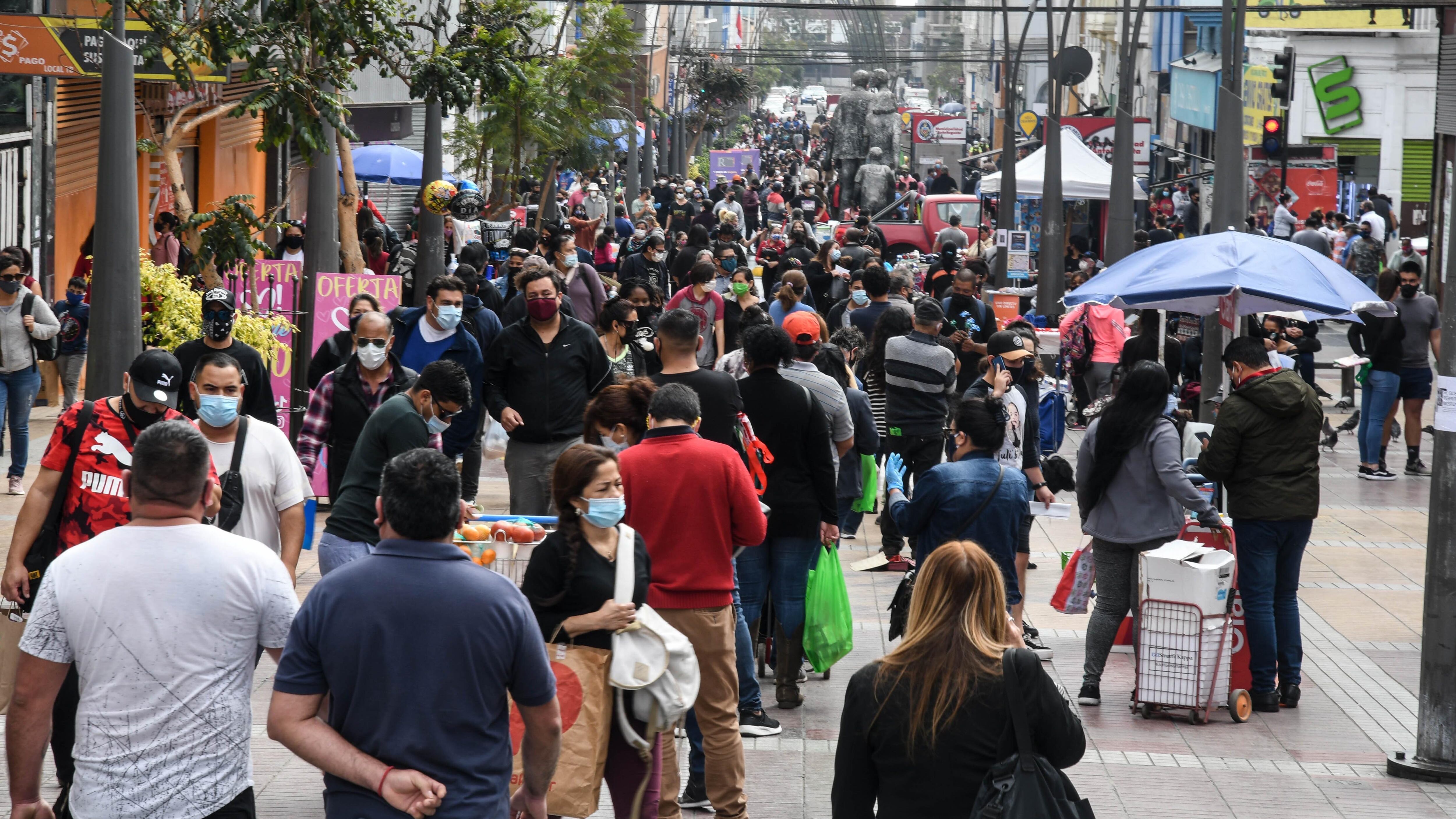 19 DE JUNIO 2020/ANTOFAGASTAPersonas aglomeradas en el centro de la ciudad (calle Prat ) realizando sus diligencias ,durante pandemia COVID-19 que afecta al pais
FOTO CAMILO ALFARO/AGENCIA UNO