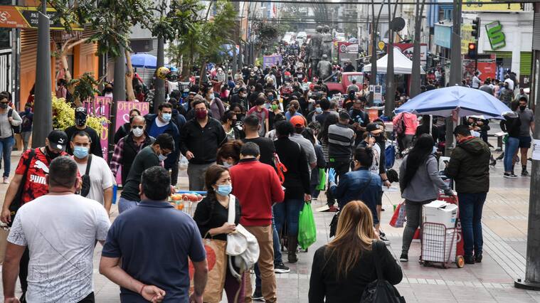 19 DE JUNIO 2020/ANTOFAGASTAPersonas aglomeradas en el centro de la ciudad (calle Prat ) realizando sus diligencias ,durante pandemia COVID-19 que afecta al pais
FOTO CAMILO ALFARO/AGENCIA UNO