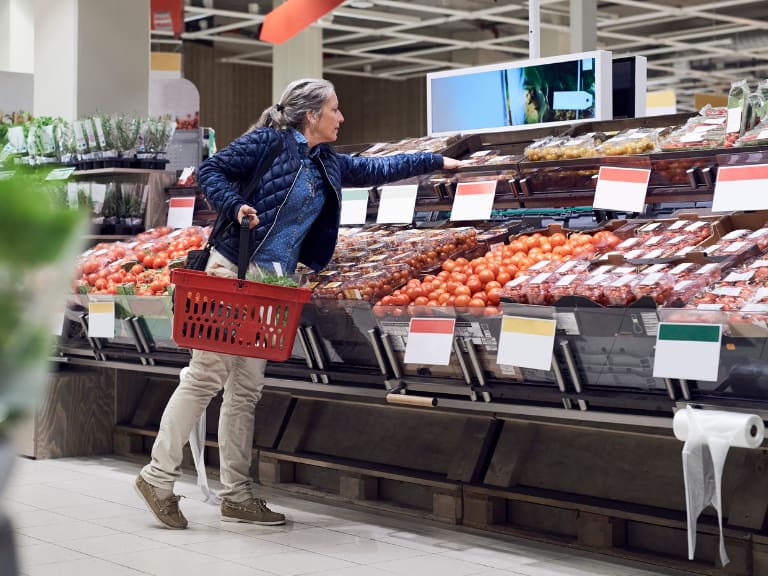 Costo de la vida en Chile presenta variación de 0,5% en marzo: tomates y carne entre los alimentos que más subieron