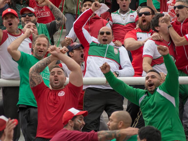 La hinchada del club Ferroviario en Puerta 7.