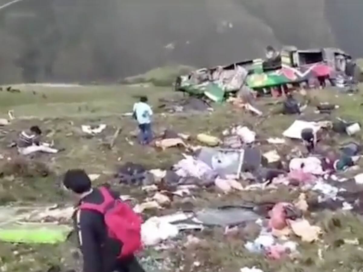 Perú: Al menos 20 personas fallecieron y otras 33 resultaron heridas tras caída de bus en Pataz