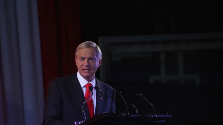 No es real: Video de Kast fue ralentizado para que parezca que “quedó en blanco” durante un discurso